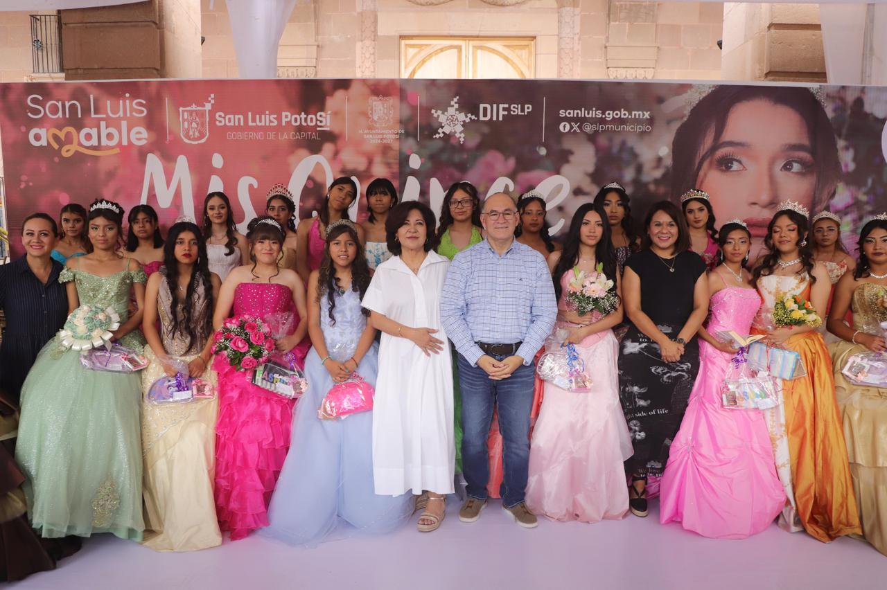 Fotografía del alcalde acompañado de las quinceañeras